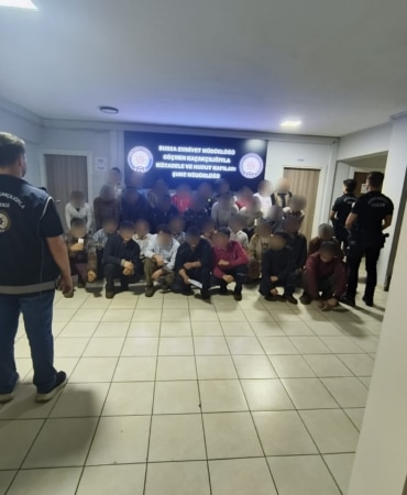 BURSA'DA RUHSATSIZ İŞ YERİNDE 33 YABANCI UYRUKLU YAKALANDI