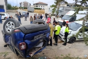 İKİ OTOMOBİL ÇARPIŞTI, 3 KİŞİ YARALANDI