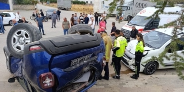 İKİ OTOMOBİL ÇARPIŞTI, 3 KİŞİ YARALANDI