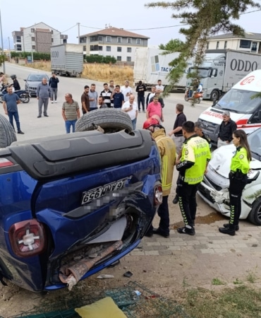 İKİ OTOMOBİL ÇARPIŞTI, 3 KİŞİ YARALANDI