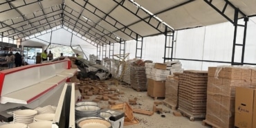 KONTROLDEN ÇIKAN OTOMOBİL İŞ YERİNE GİRDİ