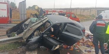 OTOMOBİL BARİYERLERE SAPLANDI; 1'İ AĞIR 2 KİŞİ YARALANDI