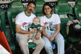 Ata ilk maçına @bursaspor sayesinde dün akşam babasının omzunda geldi. 💚Yeşil sahaya adım attı.