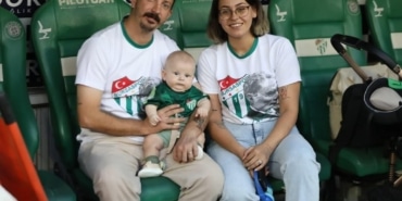 Ata ilk maçına @bursaspor sayesinde dün akşam babasının omzunda geldi. 💚Yeşil sahaya adım attı.