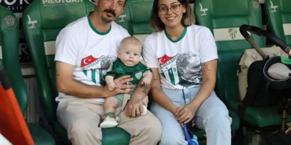 Ata ilk maçına @bursaspor sayesinde dün akşam babasının omzunda geldi. 💚Yeşil sahaya adım attı.