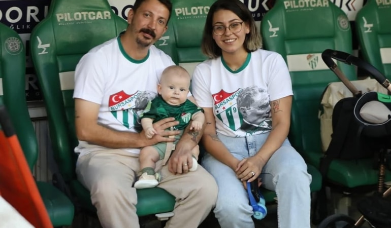Ata ilk maçına @bursaspor sayesinde dün akşam babasının omzunda geldi. 💚Yeşil sahaya adım attı.