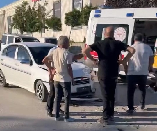 2 OTOMOBİL KAFA KAFAYA ÇARPIŞTI: 4 YARALI