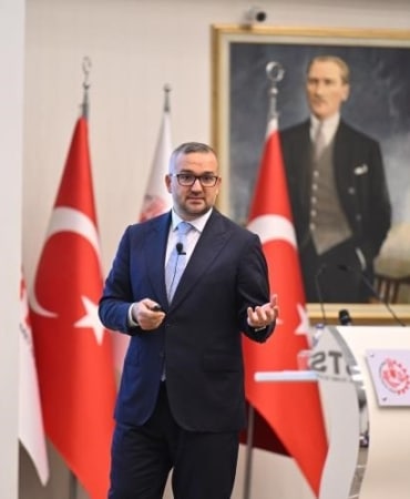 PARANIN PATRONU KONUŞTU: "FAİZ İNDİRİMİ ENFLASYON KONTROL ALTINDAYKEN ETKİLİ OLUR" MERKEZ BANKASI REZERVLERİNDE REKOR ARTIŞ TCMB BAŞKANI DR. FATİH KARAHAN: "DEZENFLASYON SÜRECİ KESİNTİSİZ SÜRÜYOR" "TOPLUMSAL REFAHA EN BÜYÜK KATKIYI, FİYAT İSTİKRARINI SAĞLAYARAK SUNACAĞIZ" "FAİZ İNDİRİMİ ENFLASYON KONTROL ALTINDAYKEN ETKİLİ OLUR, ÖNEMLİ OLAN POLİTİKA FAİZİNİN SEVİYESİ DEĞİL, ENFLASYON BEKLENTİLERİNİN YÖNETİLMESİDİR." "BEKLENTİLER İYİLEŞTİKÇE UZUN VADELİ FAİZLER DÜŞÜYOR, VADELER UZUYOR. "YÜKSEK ENFLASYON YATIRIM İŞTAHINI ZAYIFLATIR, BÜYÜMEYİ TÜKETİME DAYALI HALE GETİRİR. FİYAT İSTİKRARI SAĞLANDIĞINDA İSE UZUN VADELİ YATIRIM ORTAMI GÜÇLENİR, FAİZLER KALICI OLARAK DÜŞER VE BÜYÜME SÜRDÜRÜLEBİLİR OLUR."