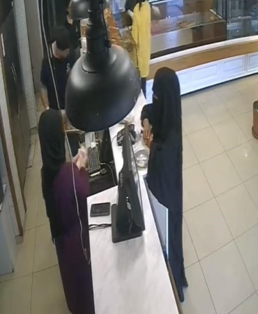 BURSA'DAKİ KADIN TIRNAKÇILAR POLİSİ AŞAMADI, 40 YIL HAPİS CEZASIYLA ARANDIĞI ORTAYA ÇIKTI 40 YIL HAPİS CEZASIYLA ARANAN TIRNAKÇI ÖNCE ESNAFA SONRA POLİSE BÖYLE YAKALANDI