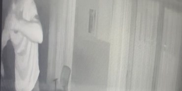 DÜĞÜN SALONUNDA FİLM GİBİ HIRSIZLIK KAMERANIN AÇISINI DEĞİŞTİRDİ ÖNCE KAMERAYA SONRA POLİSE YAKALANDI