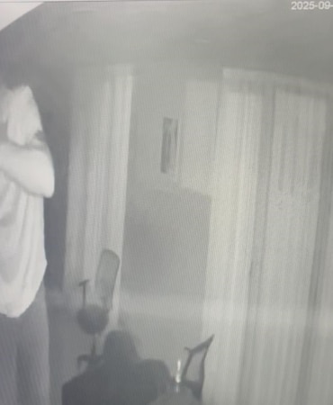 DÜĞÜN SALONUNDA FİLM GİBİ HIRSIZLIK KAMERANIN AÇISINI DEĞİŞTİRDİ ÖNCE KAMERAYA SONRA POLİSE YAKALANDI