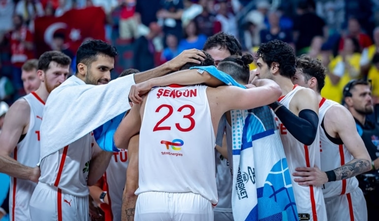 İsveç maçından geriye kalan 12 Dev Adam galerisi.🇹🇷 TAKIM.#BuYolculukHepimizin #EuroBasket (2)