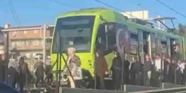 bursada-metro-durdu-vatandaslar-raylardan-yurudu