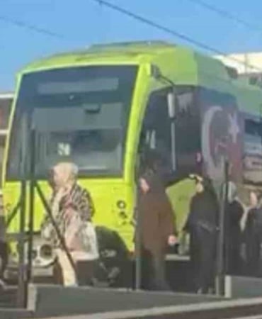 bursada-metro-durdu-vatandaslar-raylardan-yurudu