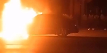 bursada-seyir-halindeki-arac-alev-topuna-dondu