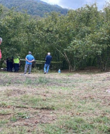 devrilen-traktorun-altinda-kalan-yasli-adam-can-verdi-ev35