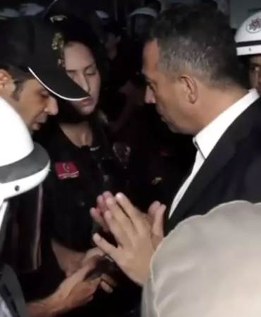 istanbul-il-baskanligi-onunde-hareketli-anlar-cevik-kuvvet-ekipleri-geldi-arbede-cikti-j62e