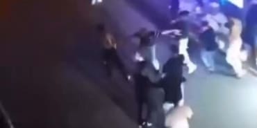 kalabalik-bir-grup-tarafindan-darp-edilen-genc-esnafa-sigindi