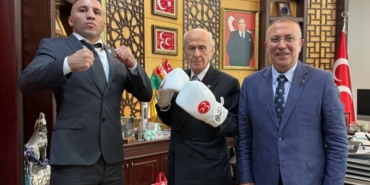 mhp-lideri-bahceliin-boks-eldivenleriyle-verdigi-poz-sosyal-medyada-cok-konusuldu-ooib