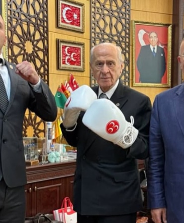 mhp-lideri-bahceliin-boks-eldivenleriyle-verdigi-poz-sosyal-medyada-cok-konusuldu-ooib