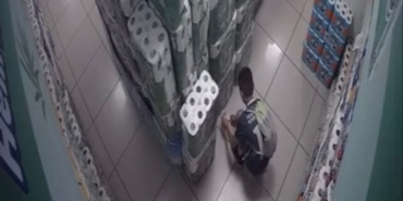 musteri-gibi-girdigi-marketi-kundaklayan-cocuk-kamerada