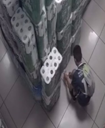 musteri-gibi-girdigi-marketi-kundaklayan-cocuk-kamerada