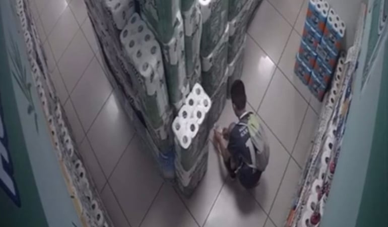 musteri-gibi-girdigi-marketi-kundaklayan-cocuk-kamerada