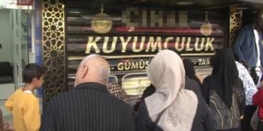 1849111-kuyumcu-altinlarla-kacti-magdurlar-dukkani-yagmalamaya-calisti-68dd56e973608