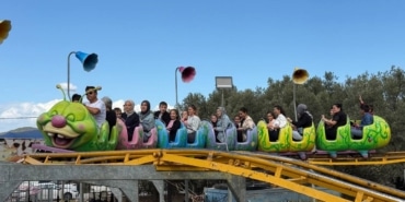 İZNİKLİ ESNAFTAN AYAKTA ALKIŞLANACAK HAREKET ENGELLİ ÖĞRENCİLER, LUNAPARKTA GÖNÜLLERİNCE EĞLENDİ