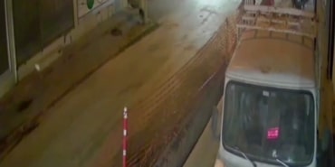 İKİ GRUP ARASINDA KAVGA ÇIKTI, O ANLAR KAMERAYA YANSIDI