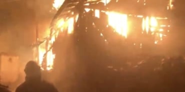 ALEVLERE TESLİM OLAN 3 EV KÜLE DÖNDÜ