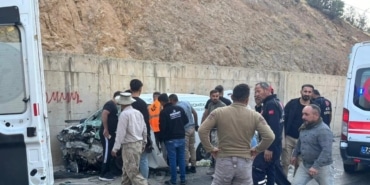 ŞIRNAK'TA YOLCU MİNİBÜSÜ İLE HAFİF TİCARİ ARAÇ ÇARPIŞTI: 2'Sİ AĞIR 14 YARALI