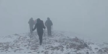 ULUDAĞ'DA YILIN İLK KARINI ZİRVEDE KUTLADILAR BURSALI DAĞCILAR MEVSİMİN İLK KARINDA ULUDAĞ'IN 2543 METRE ZİRVESİNE TIRMANDI