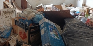 BURSA'DA ÇÖP EVE DÖNEN BİNA MAHKEME KARARIYLA BOŞALTILDI KÜMESE DÖNEN ÇÖP EVDE KAMYON DOLUSU ATIK ÇIKTI