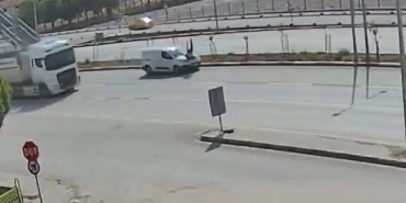 BANDIRMA'DA KAMYONUN ÇARPTIĞI YAŞLI ADAM METRELERCE SAVRULDU