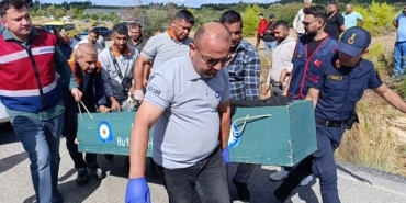 ANTALYA'DA ÇÖP KAMYONUNDA KORKUNÇ CİNAYET:  MESAİ ARKADAŞINI BOĞAZINDAN BIÇAKLAYARAK ÖLDÜRDÜ KAMYON SÜRÜCÜSÜ OLAY YERİNDE HAYATINI KAYBEDERKEN, TEMİZLİK PERSONELİ KAÇTI