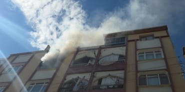 BURSA'DA 6 KATLI APARTMANDA YANGIN PANİĞİ