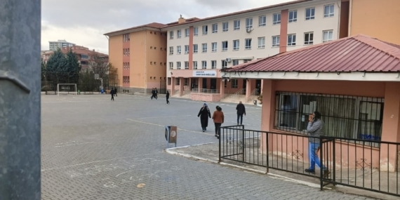 KIZ ÖĞRENCİLERİNE CİNSEL ORGANININ FOTOĞRAFINI GÖNDEREN TACİZCİ ÖĞRETMEN TUTUKLANDI