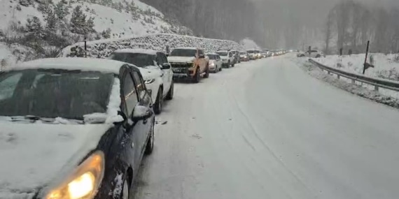 ULUDAĞ'DA TRAFİK ÇİLESİ, KİLOMETRELERCE KUYRUK OLUŞTU ULUDAĞ'DA KURALLARA UYMAYAN SÜRÜCÜLER DÖNÜŞ YOLUNDAKİ TATİLCİLERİ MAĞDUR ETTİ