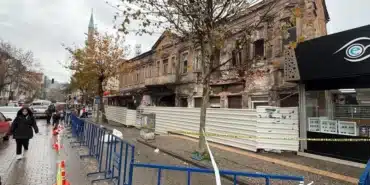 Edremit'te sağanak yağış tarihi binada hasara neden oldu
