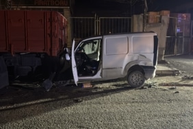 Park halindeki hafif ticari araca çarpan otomobilin sürücüs.
