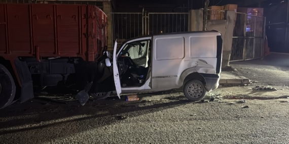 Park halindeki hafif ticari araca çarpan otomobilin sürücüs.