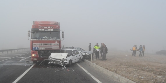 TIR, kırmızı ışıkta duran 4 araca çarptı