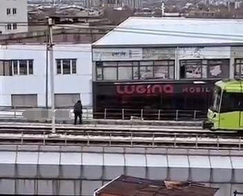 RÜZGARIN KOPARDIĞI TABELA METRO HATTINA DÜŞTÜ