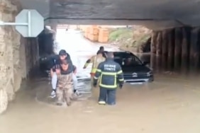 EDİRNE'DE SAĞANAK ETKİLİ OLDU, YOLLAR GÖLE DÖNDÜ: KÖPRÜ ALTINDA MAHSUR KALANLAR KURTARILDI MOTOSİKLETLERE YASAK GETİRİLDİ