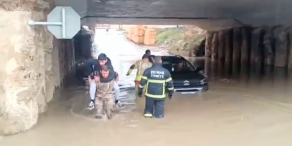 EDİRNE'DE SAĞANAK ETKİLİ OLDU, YOLLAR GÖLE DÖNDÜ: KÖPRÜ ALTINDA MAHSUR KALANLAR KURTARILDI MOTOSİKLETLERE YASAK GETİRİLDİ