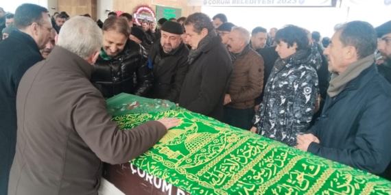 Gazeteci Cüneyt Özdemir'in annesi Çorum'da toprağa verildi