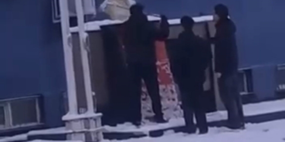 Karla kapanan Atatürk büstünü temizlediler