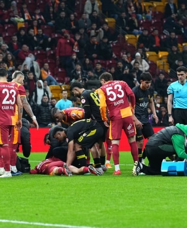 AHMED KUTUCU İLE İSA DOĞAN KAFA KAFAYA ÇARPIŞTI İSA DOĞAN AMBULANSLA GÖTÜRÜLDÜ