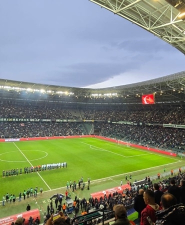 KOCAELİ'DE TRİBÜNDEN DÜŞEN GENÇ TARAFTAR HAYATINI KAYBETTİ